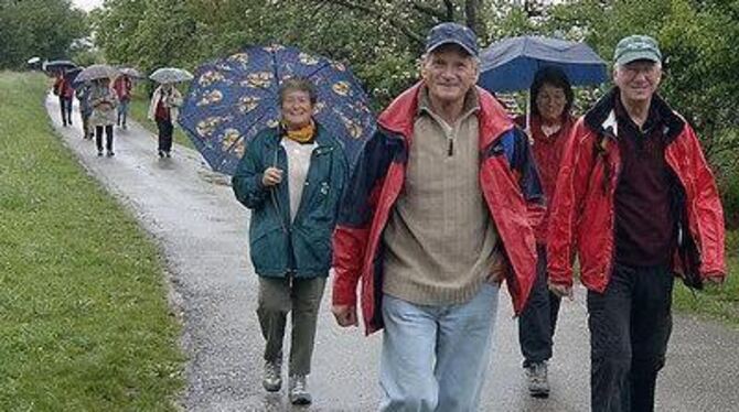 Schirm, Mütze oder Kapuze - die Wanderung um den Georgenberg lassen sich die Großen wegen ein bisschen Regen nicht entgehen. FOT