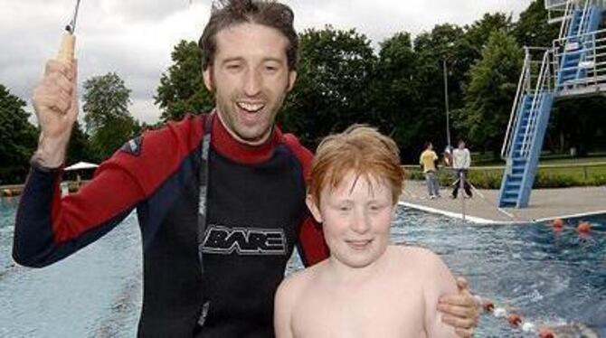 Strahlender Zweiter: Boris Palmer hat sich beim Wettschwimmen dem elfjährigen Bent Estler geschlagen gegeben.  FOTO: NIETHAMMER