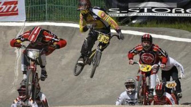 Hohe Sprünge, harte Zweikämpfe: Die deutsche BMX-Spitze schonte sich in Betzingen nicht. FOTOS: NIETHAMMER