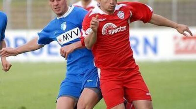 Ünal Demirkiran (rechts) setzt sich gegen den Hoffenheimer Radek Spilacek durch. GEA-FOTO: PACHER