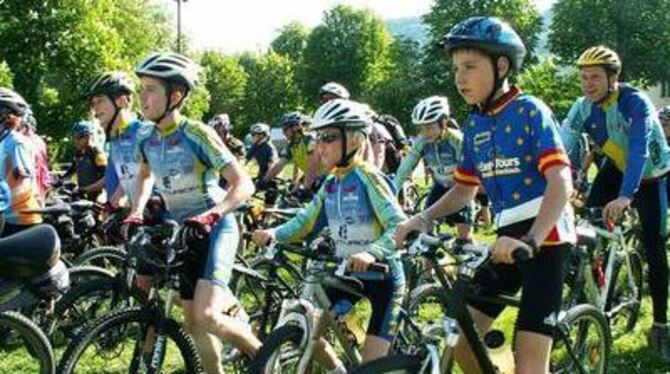 So viele Radler gab's noch nie am Massenstart in Pfullingen. FOTO: LEIPPERT