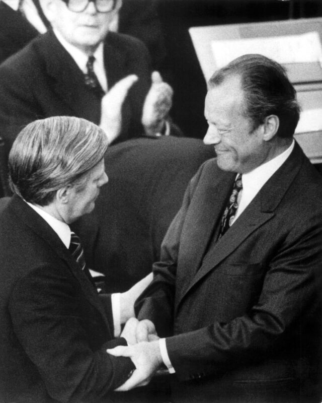 Willy Brandt gratuliert 1974 seinem Nachfolger Helmut Schmidt.