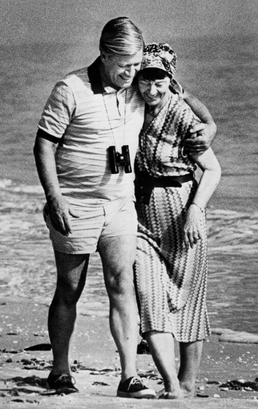 Alt-Bundeskanzler Helmut Schmidt genießt 1981 mit seiner Frau Loki den Strand der Ferieninsel Sanibel Island in den USA.