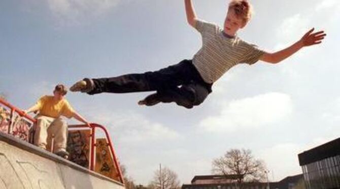 Kräfte messen auf die friedliche Tour: Für jugendliche Skater baut die Stadt Münsingen eine Anlage im Wiesental. FOTO: DPA