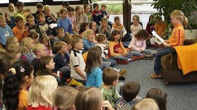 Die kleine Maresa Fees (rechts) auf dem Weg zum Sieg beim Vorlesewettbewerb: Sowohl die Jury, als auch die Klassenkameradinnen u