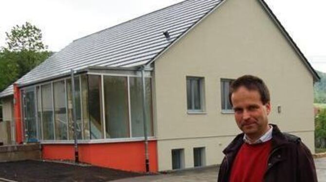 Pfarrer Markus Granzow-Emden vor dem renovierten Talheimer Gemeindehaus.  FOTO: PETRAT