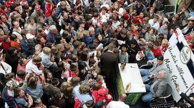 Sorgte für ein Chaos: Bundesligastürmer Mario Gomez stahl anderen Attraktionen in Zwiefalten zeitweise die Schau. FOTO: WARNACK