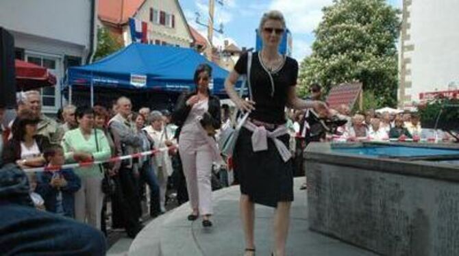 Der Rathausbrunnen als Laufsteg. Die Modenschau war wieder ein Publikumsmagnet. GEA-FOTO: MEYER