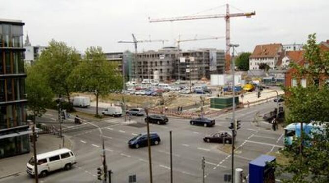 Die Arbeiten an der Markthalle laufen auf vollen Touren. Vorne an der Ecke Seestraße/Am Echazufer soll das neue Parkhaus hinkomm