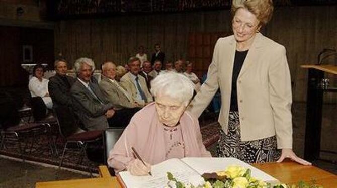 Vor dem &raquo;Zeitgespräch&laquo; im Spitalhof wurde Ruth Pfau von Oberbürgermeisterin Babara Bosch (rechts) empfangen und trug