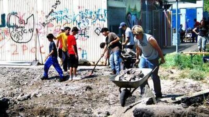 Dem Jugendtreff Chaos fällt immer was Neues ein: Mithilfe der Stadt baut er jetzt einen Ballspielplatz. GEA-FOTO: HD