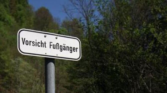 Neues Schild im Brucktal: Hier wird nicht vor wilden Fußgängern gewarnt - im Gegenteil: Radfahrer werden aufgefordert, Rücksicht