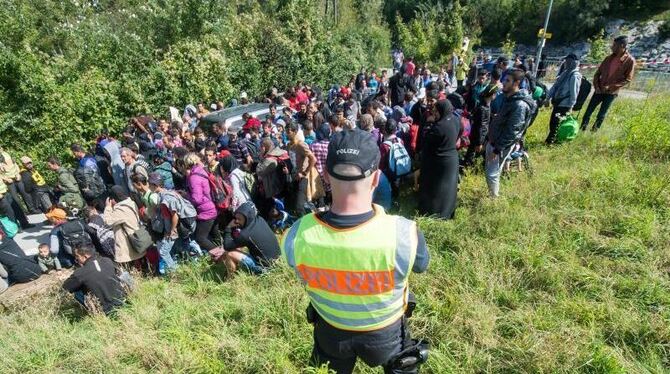 Flüchtlinge an der deutsch-österreichischen Grenze zwischen Salzburg und Freilassing. Foto: Armin Weigel/Archiv