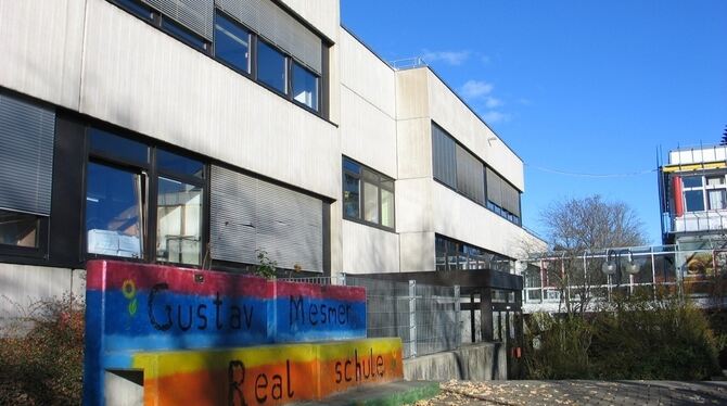 Der Altbau der Münsinger Realschule wird jetzt mit nochmals 1,5 Millionen Euro saniert. GEA-FOTO: OELKUCH