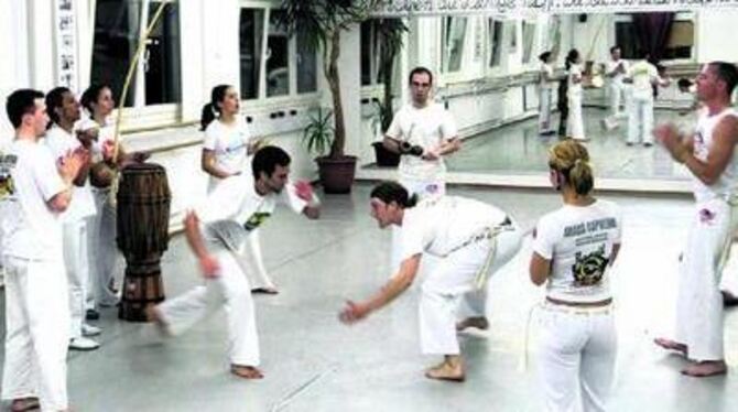 Kampf oder Tanz? - &raquo;Capoeira&laquo; ist beides zugleich und findet in Reutlingen immer mehr Freunde. FOTO: REGINA STÖRK