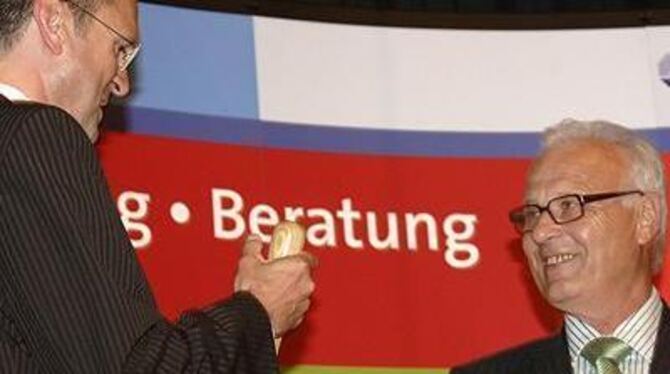 Am gestrigen Mittwoch um kurz nach 19 Uhr: Roland Haaß (rechts), langjähriger Hauptgeschäftsführer der Handwerkskammer Reutlinge