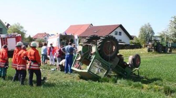 Um die Kinder versorgen zu können, musste die Feuerwehr aus Mehrstetten den umgekippten Traktor erst aufrichten. GEA-FOTO: PD