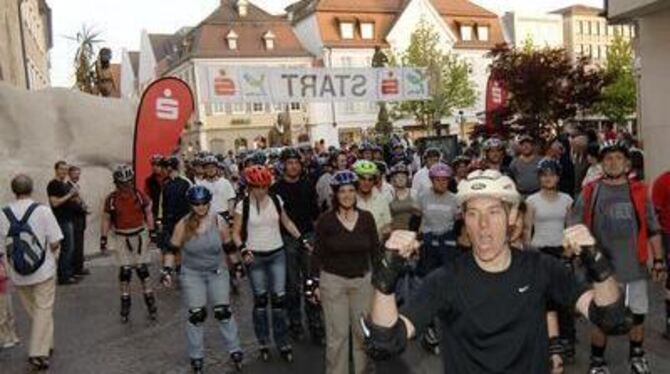 Mit neuem Veranstalter und erstmals vom Marktplatz aus: Start zur Reutlinger Inline-Night. FOTO: NIETHAMMER