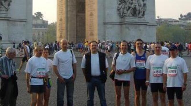 Laufen statt Löschen: Die Reutlinger-Roanner Feuerwehrtruppe (links Helmut Kober) vor dem Start des Paris-Marathons am Triumphbo