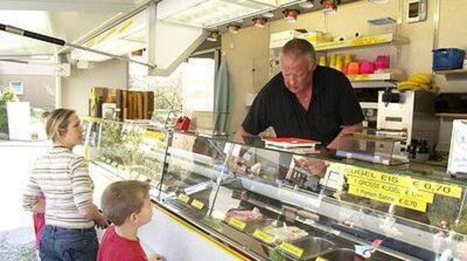 Erst wenn Walter Worlitschek mit seinem Eismobil in Walddorf Position bezieht, ist dort wirklich Frühling. Nach vier Jahren ist