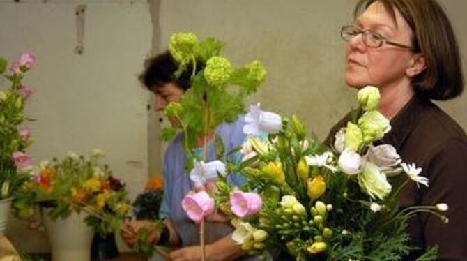 Unermüdliche Freude an Blumen: Dorothe Hartmanns Herz hängt an der Pracht der Blüten, aus denen sie immer neue Sträuße zaubert.