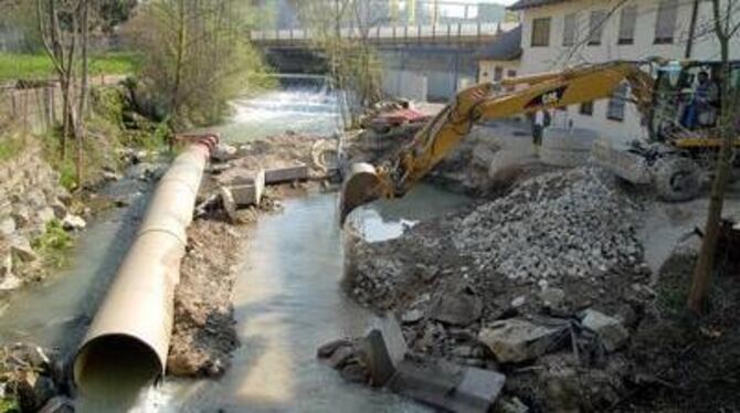 Wasser marsch: Die Echaz wird trocken gelegt, um das Fundament für den Container gießen zu können. GEA-FOTO: PACHER