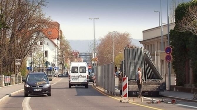 Der Bauzaun steht bei Bosch in der Tübinger Straße. Demnächst folgt der Abriss der alten Gebäude. FOTO: TRINKHAUS