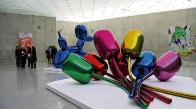 &raquo;Tulips&laquo; von Jeff Koons, der in der Gruppe schwarz gekleideter Menschen im Kunsthaus Bregenz ganz links außen steht.