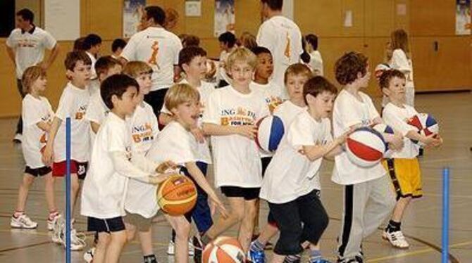 Die 78 Nachwuchsbasketballer in der Tübinger Uhlandhalle waren mit Eifer bei der Sache. FOTO: NIETHAMMER