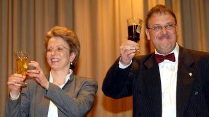 OB Barbara Bosch und Bezirksbürgermeister Thomas Keck stießen mit Reutlinger Wein und Betzinger Most aufs nächste Jahrhundert de