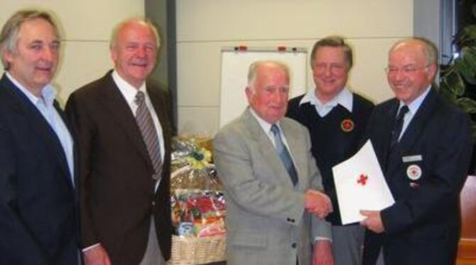 Ehrungen beim DRK-Ortsverein Reutlingen (von links): Wolfgang Hoch, Michael Hild, Hermann Grupp und Stephan Linke erhielten von