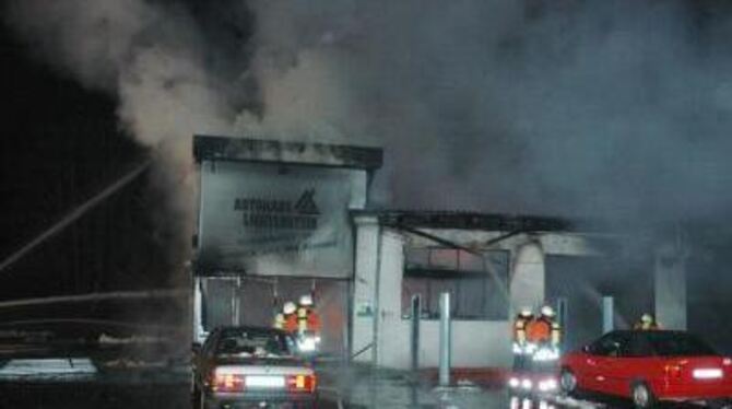 Bei einem Brand in einem Autohaus in Unterhausen wurden zwei Männer schwer verletzt. GEA-FOTO: JÜRGEN MEYER