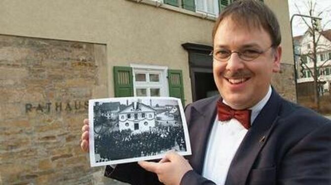 Betzinger Rathaus vor hundert Jahren beim Festakt zur Eingemeindung - und heute, mit Rathaus-Chef Thomas Keck. FOTO: TRINKHAUS.