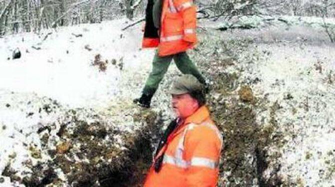 Sprengmeister Hermann Rössel (vorne) und Heinrich Bernhard Scho im Krater einer Sprenggranate, die sie zuvor zur Explosion gebra