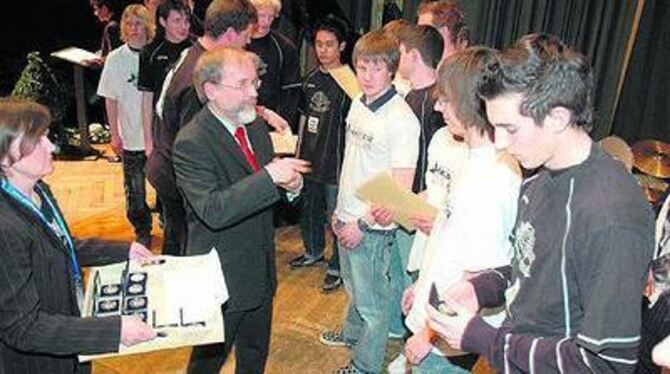 Eine von vielen erfolgreichen Pfullinger Mannschaften: Die Volleyballer des CVJM werden von Bürgermeister Rudolf Heß (Mitte) aus