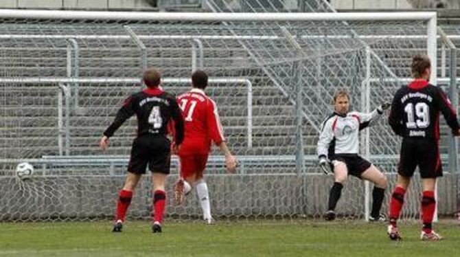 Der Moment des Reutlinger 0:1-Rückstands: Patrick Kirsch (Nummer vier), Torhüter Erol Sabanov und Thomas Scheuring (Nummer 19) s