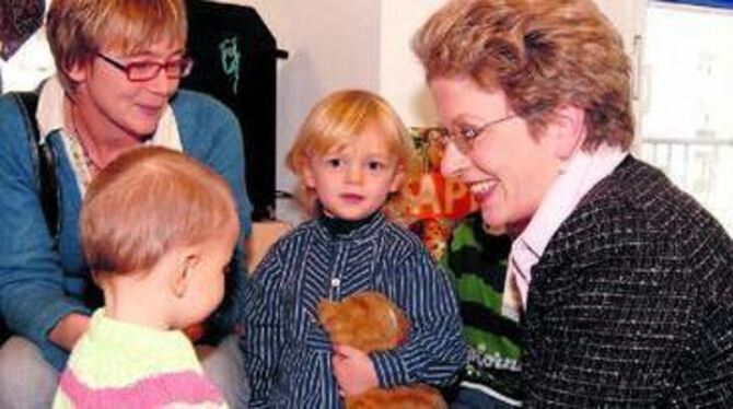 Diese beiden Nachwuchs-Reutlinger kamen im neuen Kinderhaus unter, das Oberbürgermeisterin Barbara Bosch (rechts) unlängst im Sc