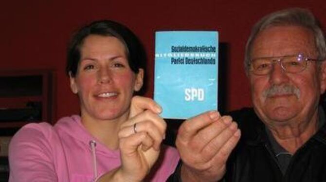 Das waren noch Zeiten: Als Otto Sauer 1965 in die SPD eintrat, gab's bei den Roten blaue Parteibücher. Als Tanja Schmidt 1994 SP