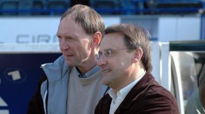 Plausch vor dem Spiel: Die Trainer Peter Starzmann (links) und Didier Philippe. FOTO: AVANTIME