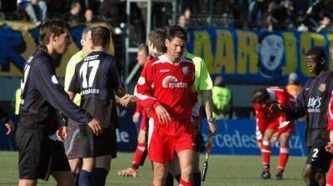 Das war nix: Oliver Otto (rotes Trikot) trottet nach der 0:4-Pleite in Saarbrücken enttäuscht vom Platz.  FOTO: AVANTIME