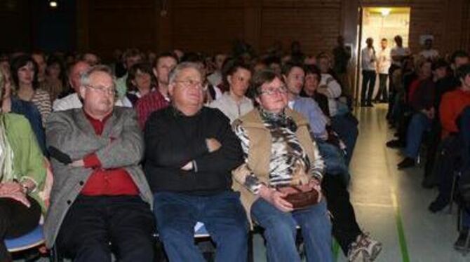 Rieseninteresse an Kommunalpolitik: Das Publikum beim GEA-Wahlpodium in Sonnenbühl. GEA-FOTO: ZENKE