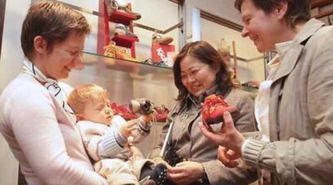 Damit der Schuh nicht drückt: Die japanische Professorin Mayumi Katase (Mitte) lässt sich von Dagmar Krause (rechts) das Einmale