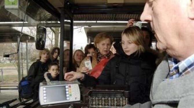 Schweigende Zweierreihen: Ein Schülerpulk und ein paar Stadtgänger stopfen Jürgen Traubs Bus voll. FOTO: MARKUS NIETHAMMER