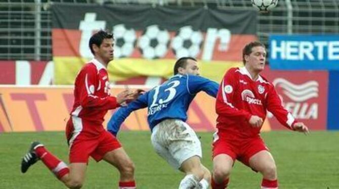 Der Darmstädter Markus Beierle hat nicht nur in dieser Szene das Nachsehen gegen Oliver Otto (links) und Michael Urban. FOTOS: A