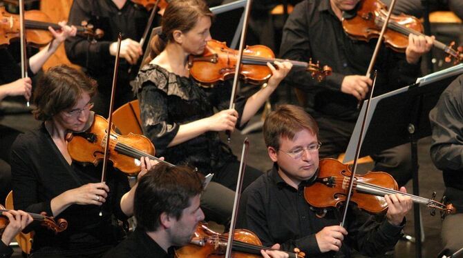 Die Württembergische Philharmonie Reutlingen – vorne von links die Konzertmeister Timo de Leo und Fabian Wettstein – im Schulkon