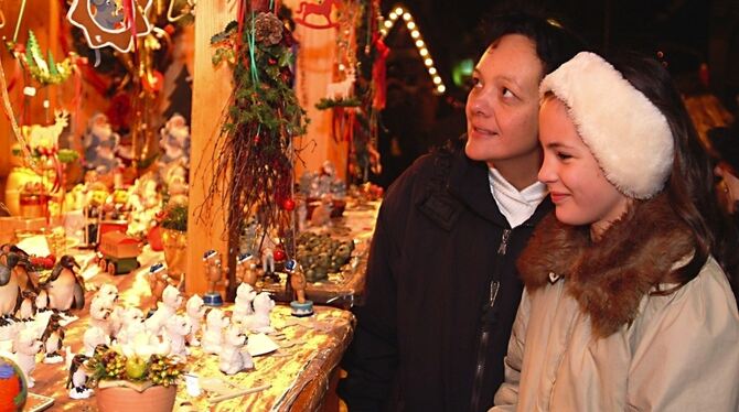 Weihnachtsmarkt in Metzingen: Vor allem auf dem Kelternplatz finden die Besucher stimmungsvolle und adventlich geschmückte Häusc