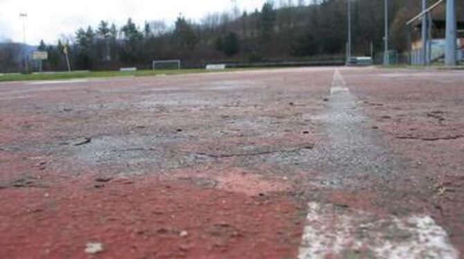 Ramponiert und an manchen Stellen gefährlich: die Laufbahn im Pfullinger Stadion am Schönberg.  GEA-FOTO: SCHEIB