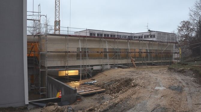 Herzstück der Achalmschule: Der Mensa-Neubau verbindet die Trakte 2 und 3. GEA-FOTO: BARAL