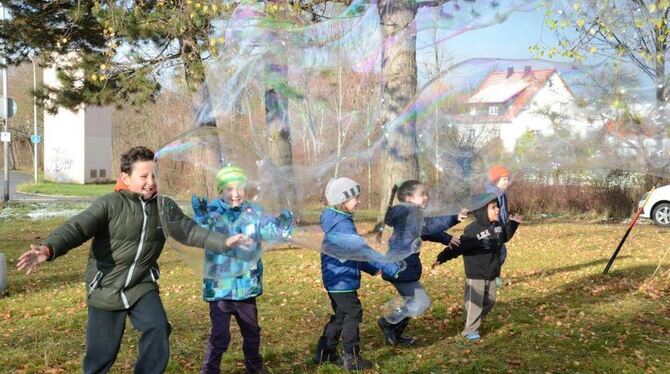 Riesen-Seifenblasen machen Flüchtlingskinder für einen Moment glücklich.  FOTO: ZMS