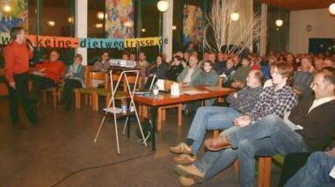 Informierte über den Stand der Planungen zur Dietwegtrasse: Andreas Frosch (am Mikrofon). FOTO: AN